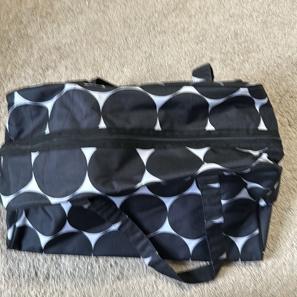 Thirty-One Duffle Bag  Carry On Weekender Bag Black & White Circles - Picture 2 of 7